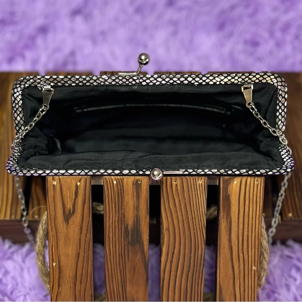 πSOLDπ VINTAGE WILSONS LEATHER Silver Clutch w/Chain - Picture 8 of 11